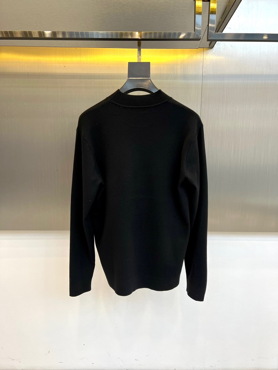 Dio迪奥、2025秋冬新品男士羊毛🐑针织衫，这款半高领针织衫采用精准的47.8%羊毛配比，结合27.3