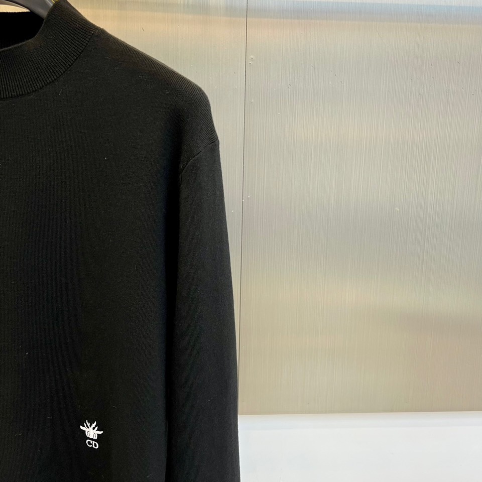 Dio迪奥、2025秋冬新品男士羊毛🐑针织衫，这款半高领针织衫采用精准的47.8%羊毛配比，结合27.3