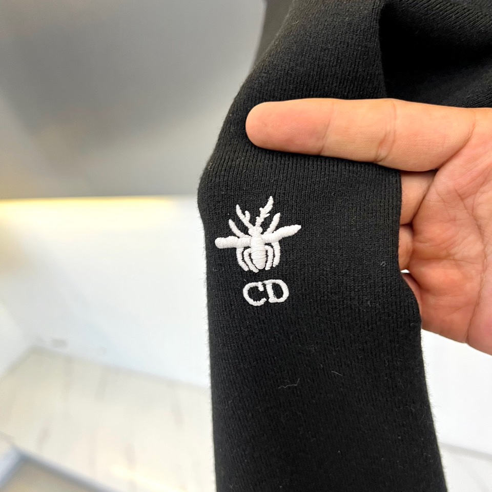 Dio迪奥、2025秋冬新品男士羊毛🐑针织衫，这款半高领针织衫采用精准的47.8%羊毛配比，结合27.3