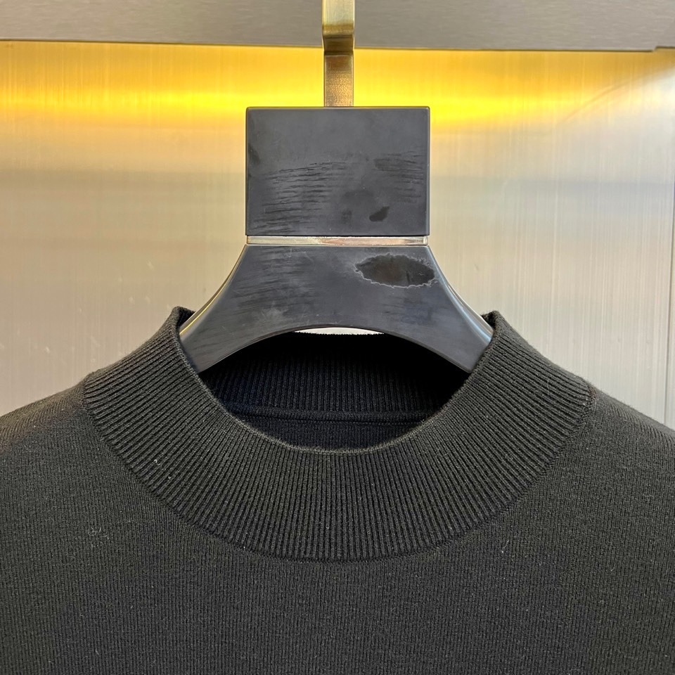 Dio迪奥、2025秋冬新品男士羊毛🐑针织衫，这款半高领针织衫采用精准的47.8%羊毛配比，结合27.3