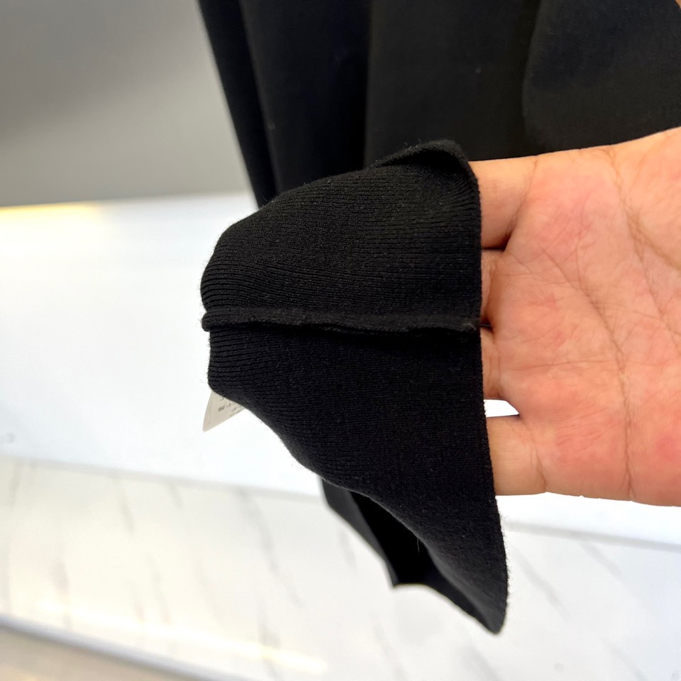 Dio迪奥、2025秋冬新品男士羊毛🐑针织衫，这款半高领针织衫采用精准的47.8%羊毛配比，结合27.3