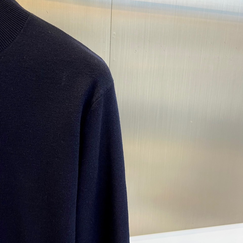 Dio迪奥、2025秋冬新品男士羊毛🐑针织衫，这款半高领针织衫采用精准的47.8%羊毛配比，结合27.3