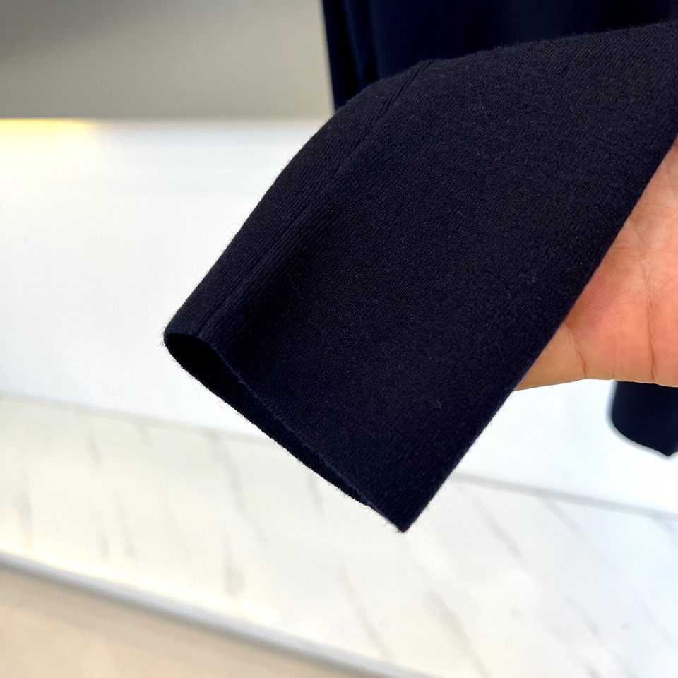 Dio迪奥、2025秋冬新品男士羊毛🐑针织衫，这款半高领针织衫采用精准的47.8%羊毛配比，结合27.3