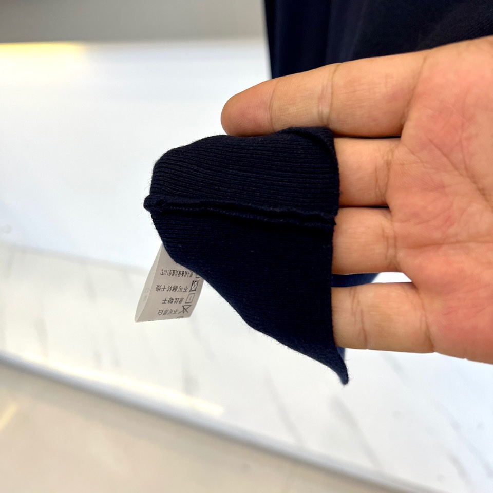 Dio迪奥、2025秋冬新品男士羊毛🐑针织衫，这款半高领针织衫采用精准的47.8%羊毛配比，结合27.3