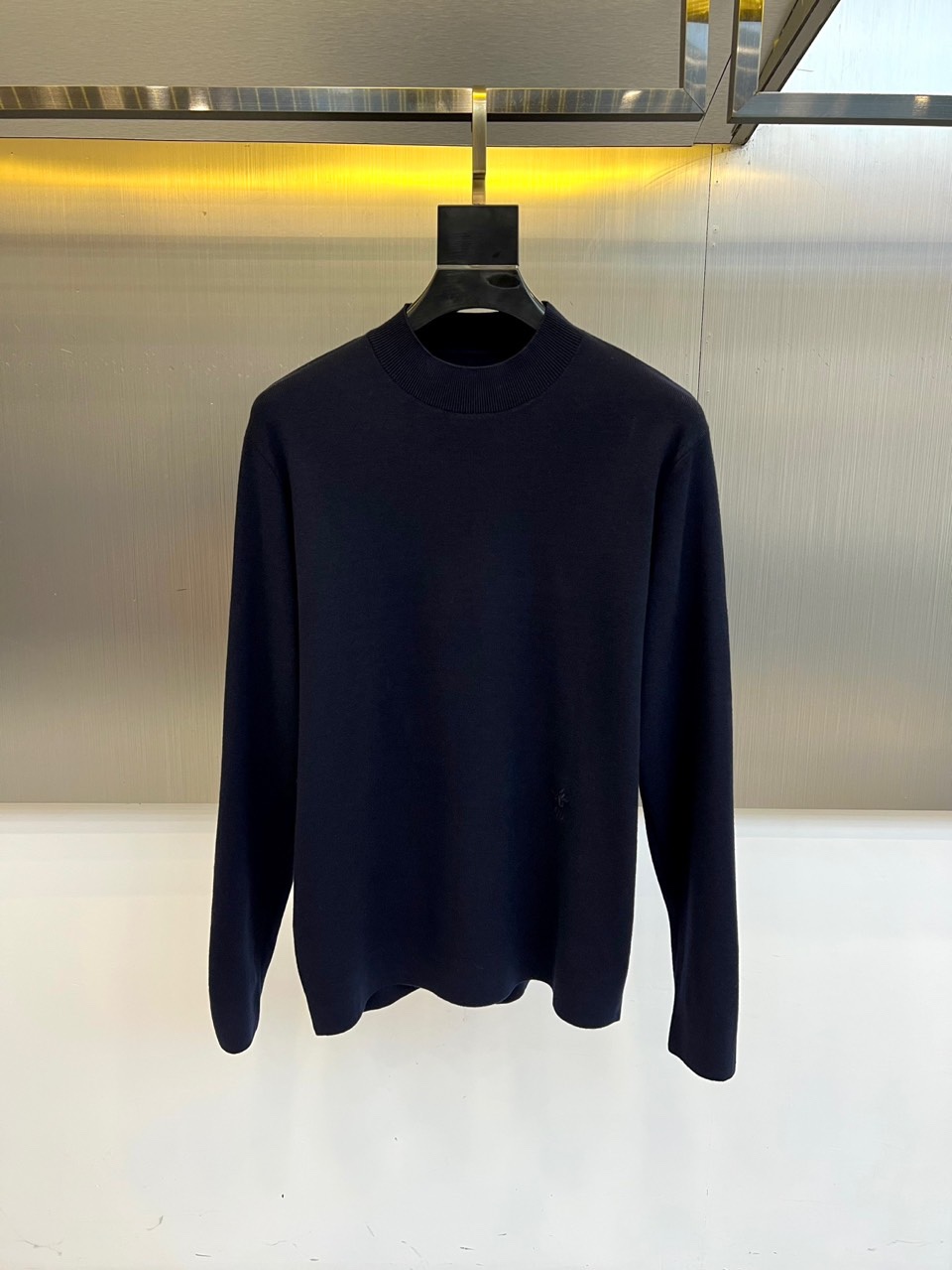 Dio迪奥、2025秋冬新品男士羊毛🐑针织衫，这款半高领针织衫采用精准的47.8%羊毛配比，结合27.3