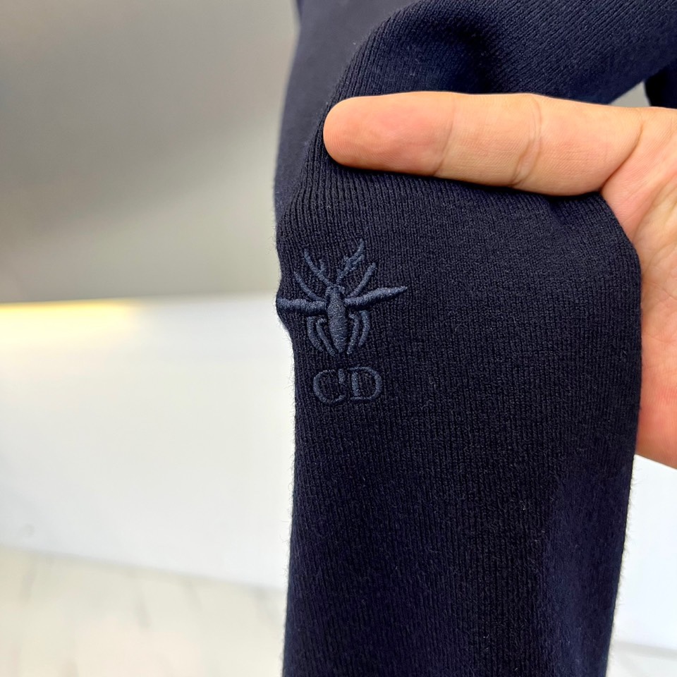 Dio迪奥、2025秋冬新品男士羊毛🐑针织衫，这款半高领针织衫采用精准的47.8%羊毛配比，结合27.3