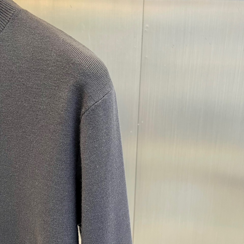 Dio迪奥、2025秋冬新品男士羊毛🐑针织衫，这款半高领针织衫采用精准的47.8%羊毛配比，结合27.3