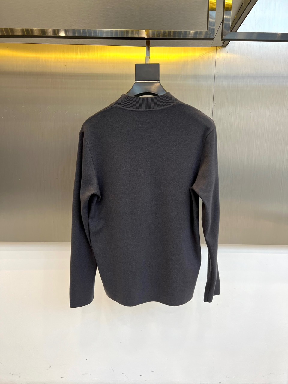 Dio迪奥、2025秋冬新品男士羊毛🐑针织衫，这款半高领针织衫采用精准的47.8%羊毛配比，结合27.3