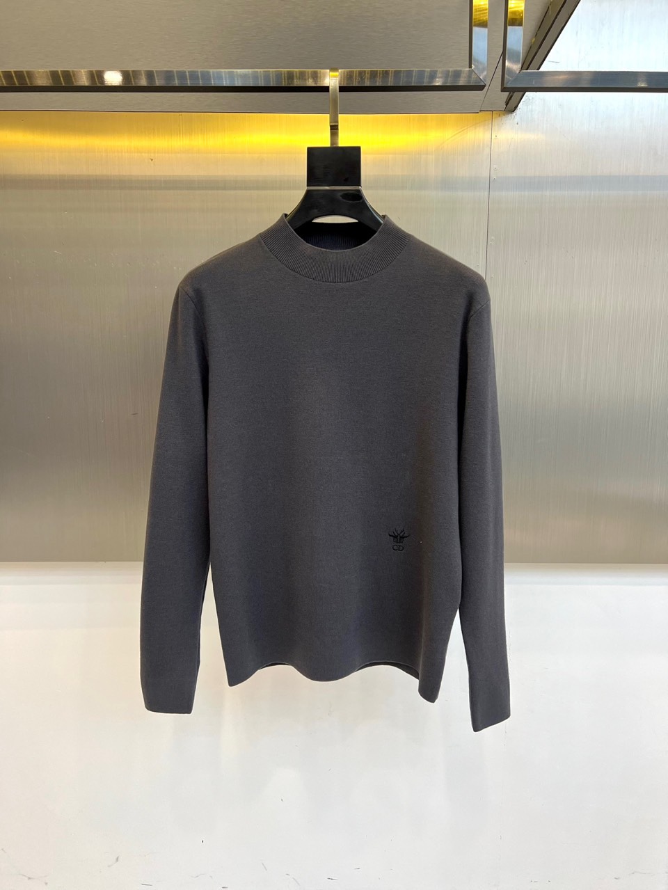 Dio迪奥、2025秋冬新品男士羊毛🐑针织衫，这款半高领针织衫采用精准的47.8%羊毛配比，结合27.3