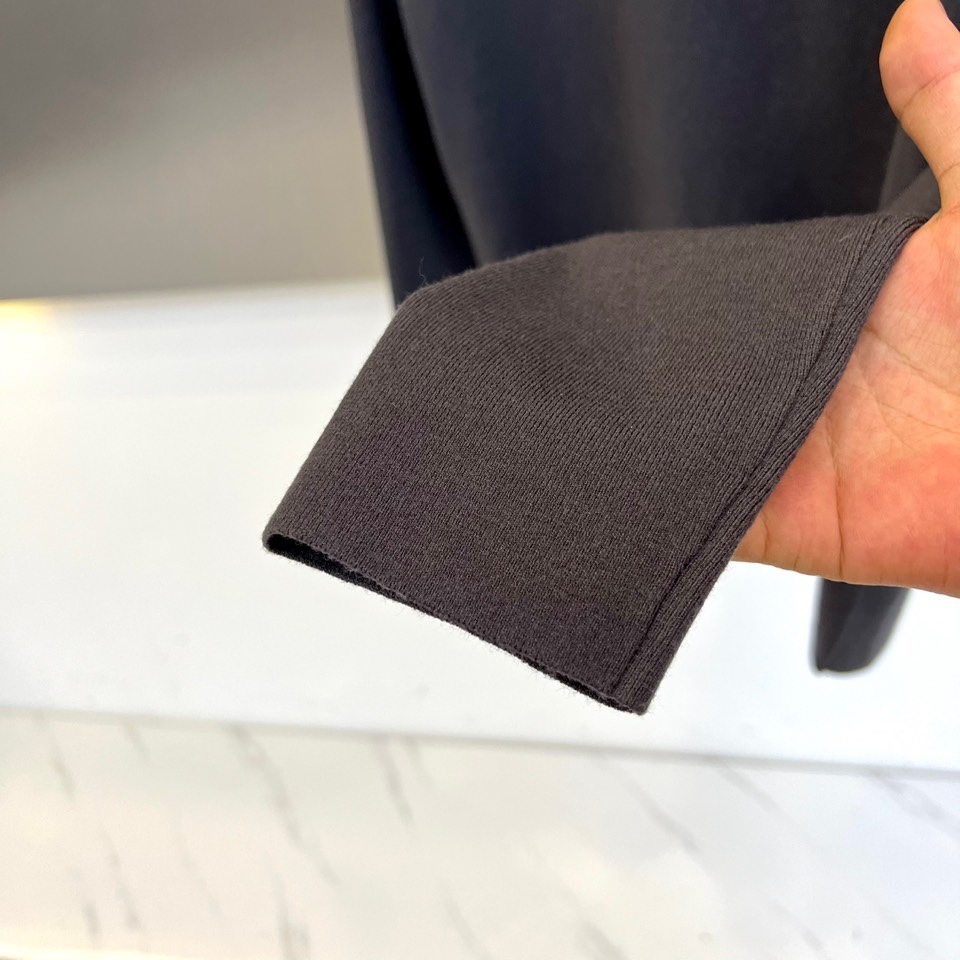 Dio迪奥、2025秋冬新品男士羊毛🐑针织衫，这款半高领针织衫采用精准的47.8%羊毛配比，结合27.3