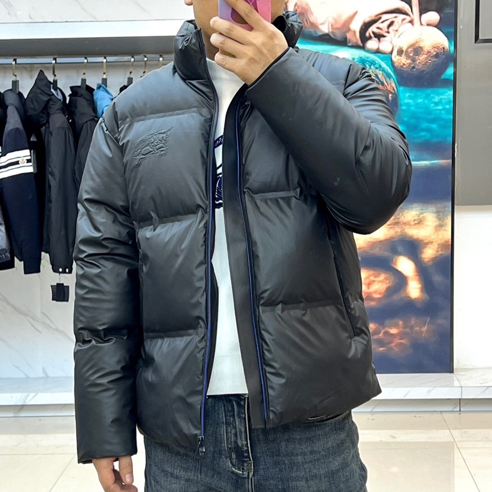 Bur巴宝莉、2025秋冬新品 巴宝莉骑士徽章羽绒服，这款黑色羽绒服采用立领设计搭配顺滑拉链开合系统，左