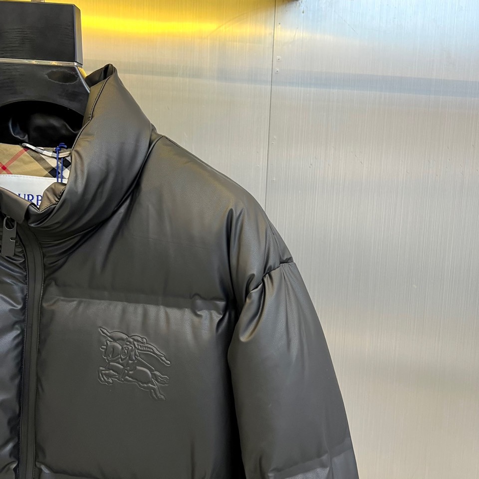 Bur巴宝莉、2025秋冬新品 巴宝莉骑士徽章羽绒服，这款黑色羽绒服采用立领设计搭配顺滑拉链开合系统，左