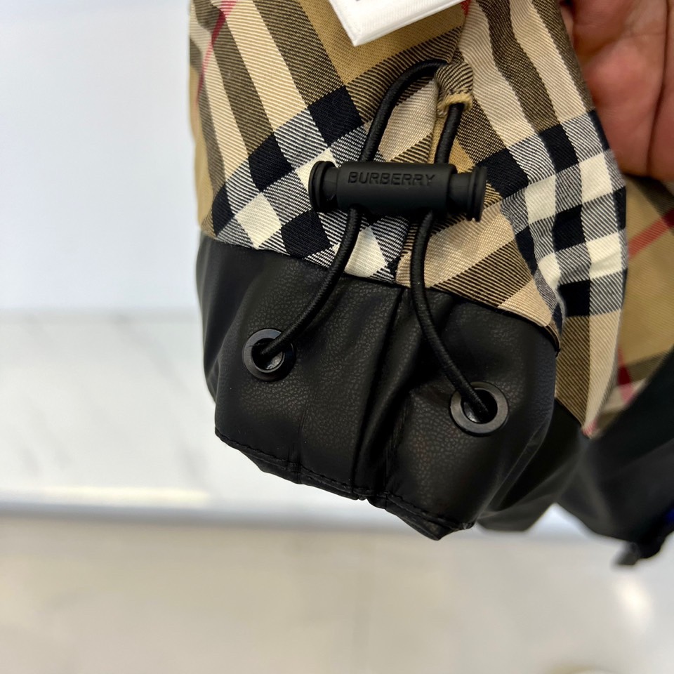 Bur巴宝莉、2025秋冬新品 巴宝莉骑士徽章羽绒服，这款黑色羽绒服采用立领设计搭配顺滑拉链开合系统，左