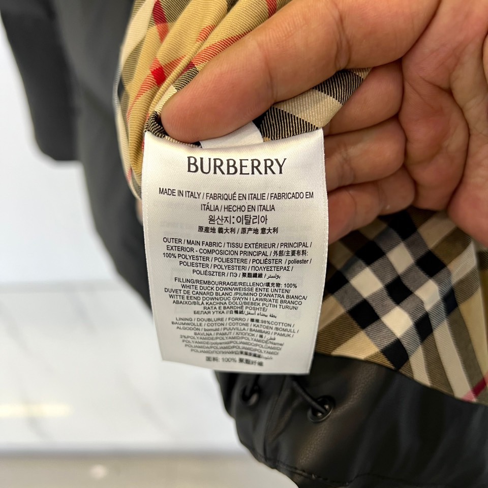 Bur巴宝莉、2025秋冬新品 巴宝莉骑士徽章羽绒服，这款黑色羽绒服采用立领设计搭配顺滑拉链开合系统，左