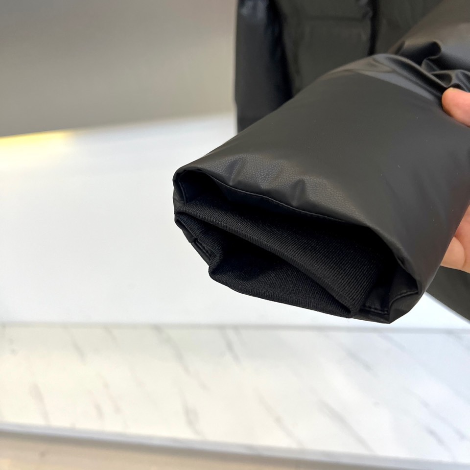 Bur巴宝莉、2025秋冬新品 巴宝莉骑士徽章羽绒服，这款黑色羽绒服采用立领设计搭配顺滑拉链开合系统，左