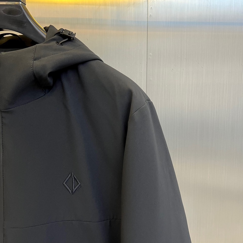 DIO迪奥（鹅绒）、2025秋冬新品黑色连帽羽绒服夹克，以极致简约设计诠释现代奢华风尚。采用全拉链开合设