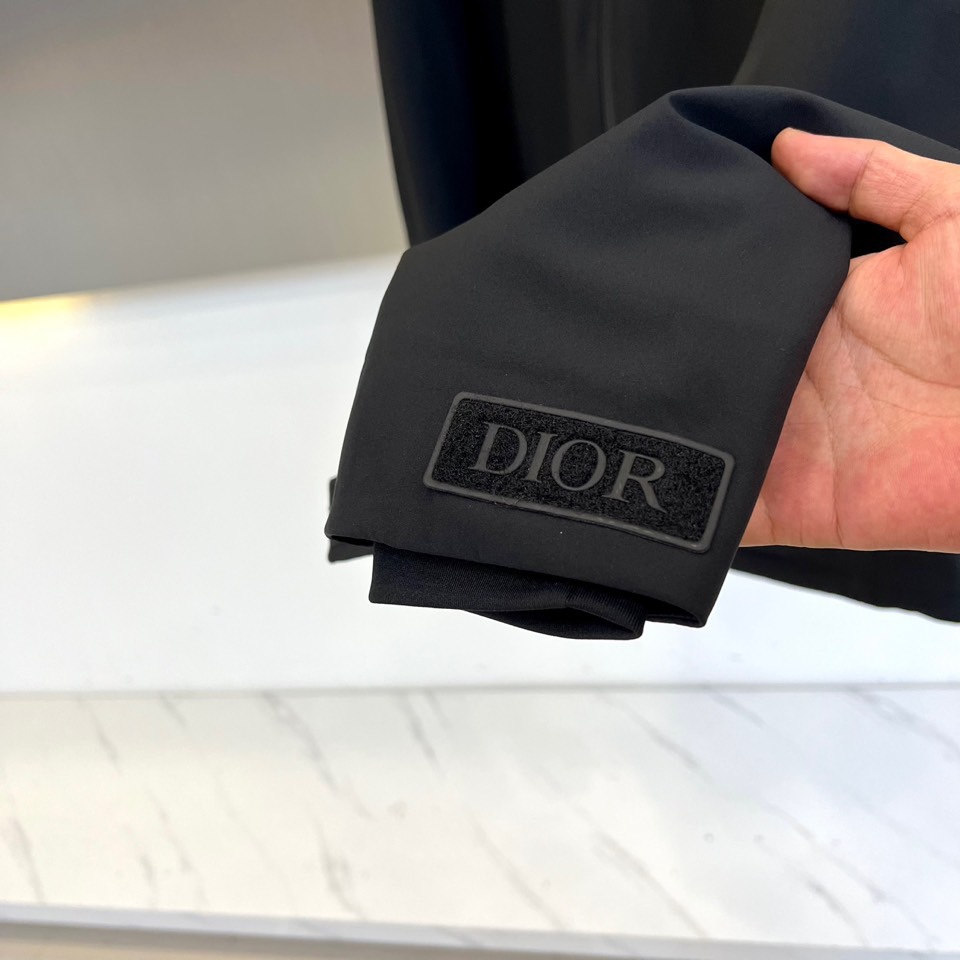 DIO迪奥（鹅绒）、2025秋冬新品黑色连帽羽绒服夹克，以极致简约设计诠释现代奢华风尚。采用全拉链开合设