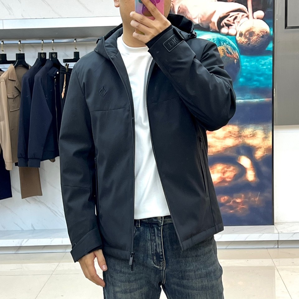 DIO迪奥（鹅绒）、2025秋冬新品黑色连帽羽绒服夹克，以极致简约设计诠释现代奢华风尚。采用全拉链开合设