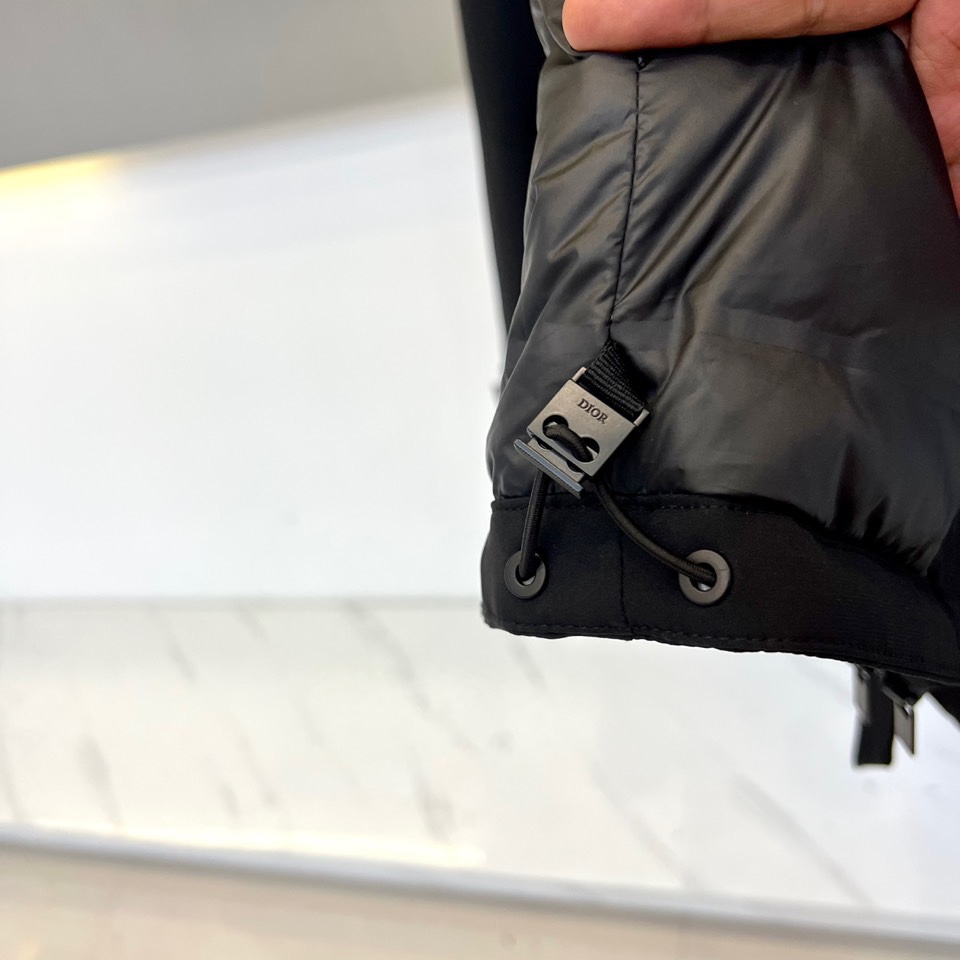 DIO迪奥（鹅绒）、2025秋冬新品黑色连帽羽绒服夹克，以极致简约设计诠释现代奢华风尚。采用全拉链开合设