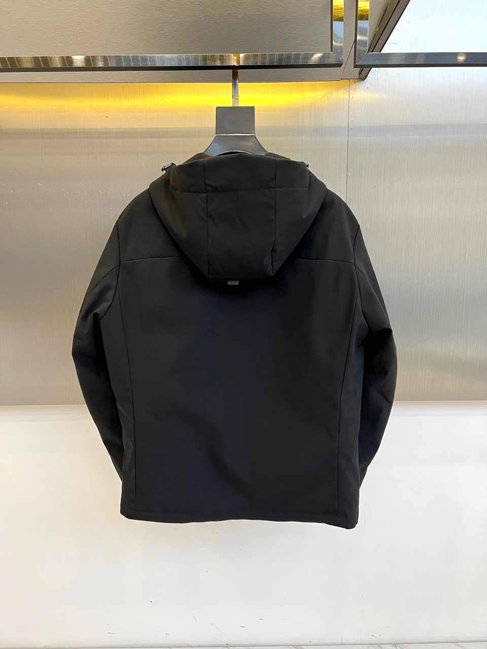 DIO迪奥（鹅绒）、2025秋冬新品黑色连帽羽绒服夹克，以极致简约设计诠释现代奢华风尚。采用全拉链开合设