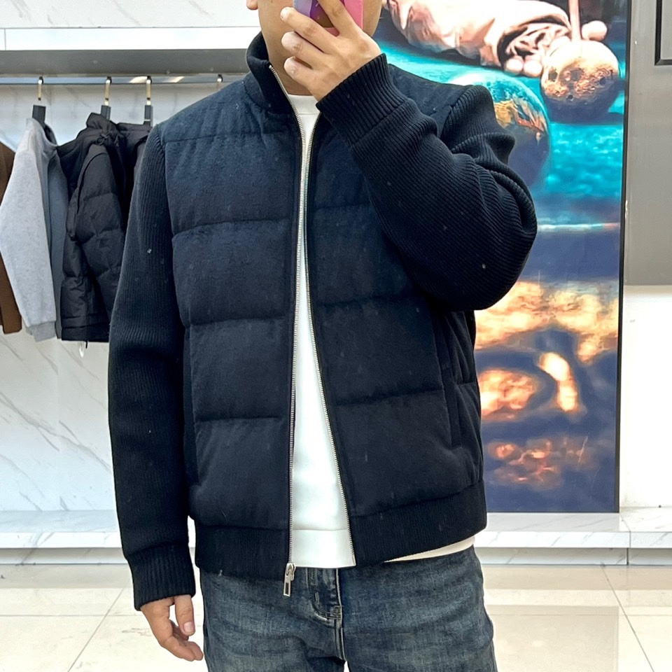 Loro Piana诺悠翩雅、lP🆕 秋冬新品外套以优雅的浅卡其色呈现，其核心设计在于创新的材质拼接：衣