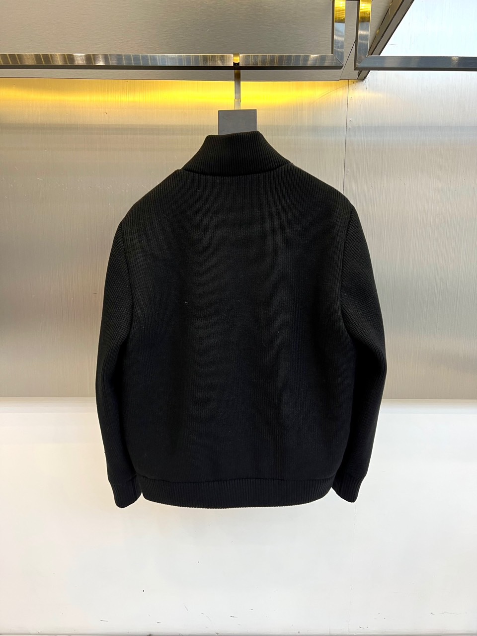 Loro Piana诺悠翩雅、lP🆕 秋冬新品外套以优雅的浅卡其色呈现，其核心设计在于创新的材质拼接：衣