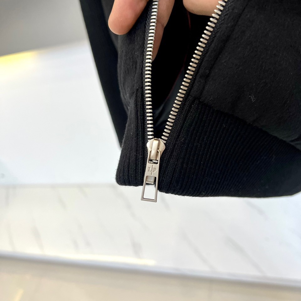 Loro Piana诺悠翩雅、lP🆕 秋冬新品外套以优雅的浅卡其色呈现，其核心设计在于创新的材质拼接：衣