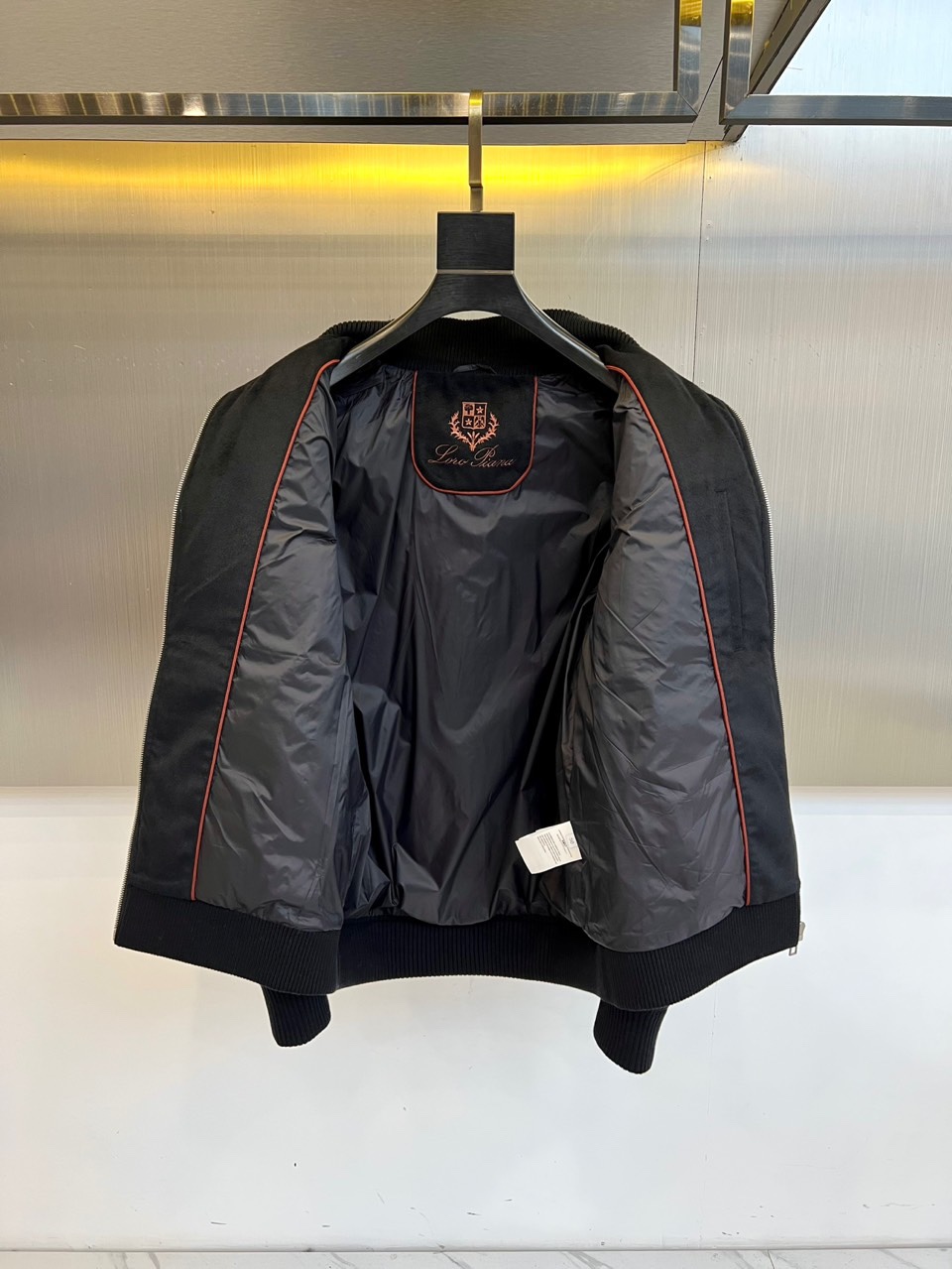 Loro Piana诺悠翩雅、lP🆕 秋冬新品外套以优雅的浅卡其色呈现，其核心设计在于创新的材质拼接：衣