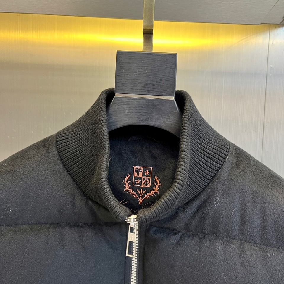 Loro Piana诺悠翩雅、lP🆕 秋冬新品外套以优雅的浅卡其色呈现，其核心设计在于创新的材质拼接：衣