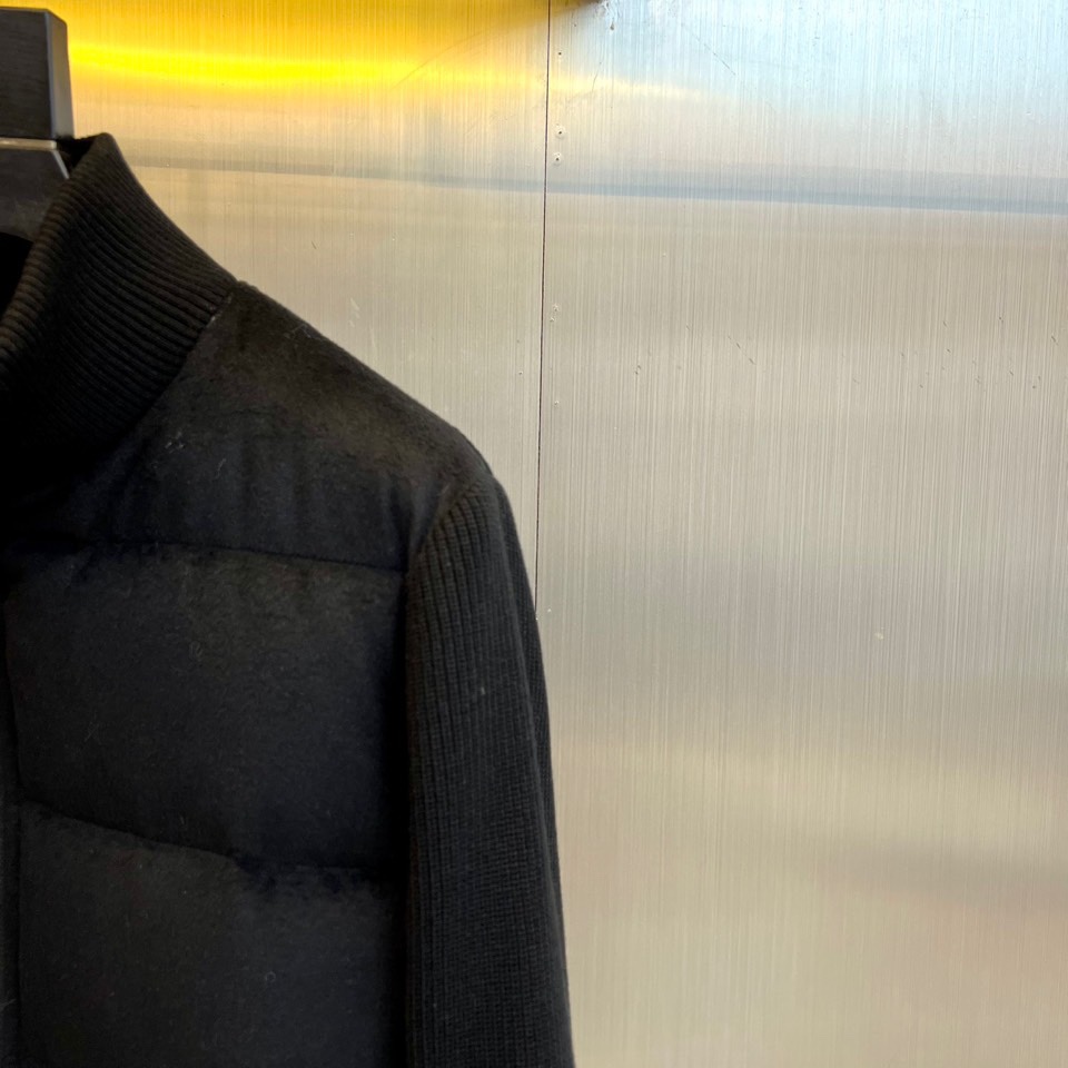 Loro Piana诺悠翩雅、lP🆕 秋冬新品外套以优雅的浅卡其色呈现，其核心设计在于创新的材质拼接：衣