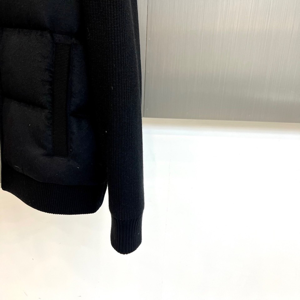 Loro Piana诺悠翩雅、lP🆕 秋冬新品外套以优雅的浅卡其色呈现，其核心设计在于创新的材质拼接：衣