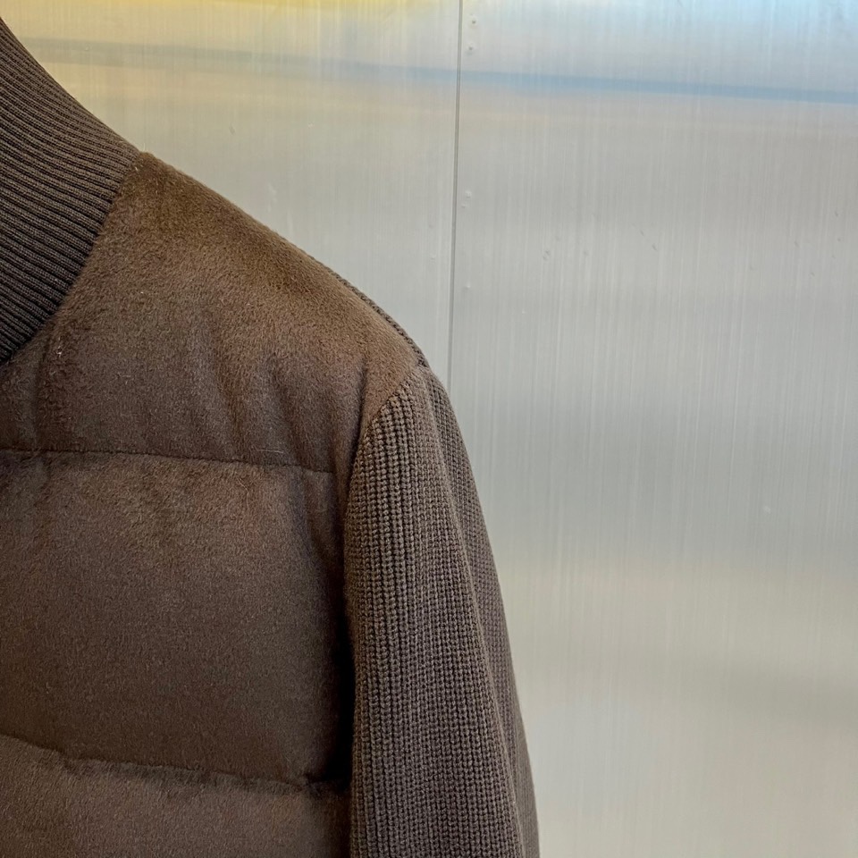 Loro Piana诺悠翩雅、lP🆕 秋冬新品外套以优雅的浅卡其色呈现，其核心设计在于创新的材质拼接：衣