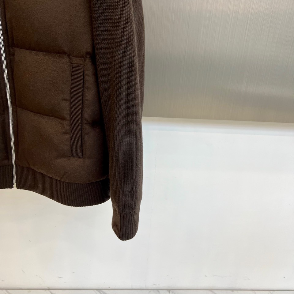 Loro Piana诺悠翩雅、lP🆕 秋冬新品外套以优雅的浅卡其色呈现，其核心设计在于创新的材质拼接：衣