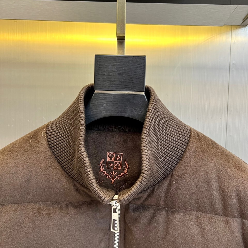 Loro Piana诺悠翩雅、lP🆕 秋冬新品外套以优雅的浅卡其色呈现，其核心设计在于创新的材质拼接：衣