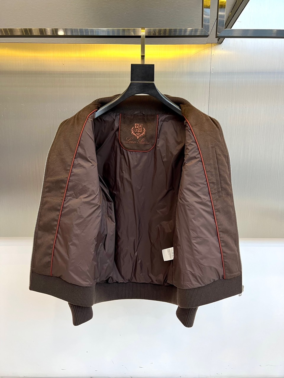 Loro Piana诺悠翩雅、lP🆕 秋冬新品外套以优雅的浅卡其色呈现，其核心设计在于创新的材质拼接：衣