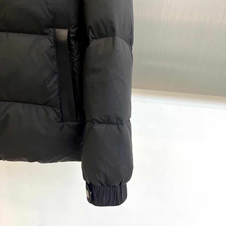 TF汤姆福特、2025秋冬新品男士羽绒服，结合规整的立体绗缝线，呈现利落挺括的廓形。细节之处彰显不凡：立