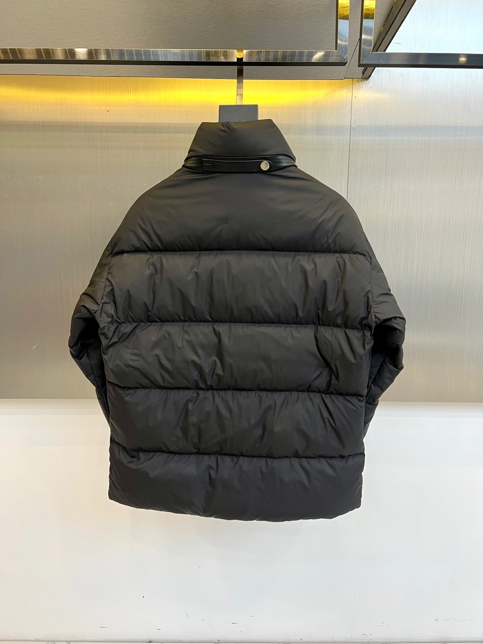 TF汤姆福特、2025秋冬新品男士羽绒服，结合规整的立体绗缝线，呈现利落挺括的廓形。细节之处彰显不凡：立