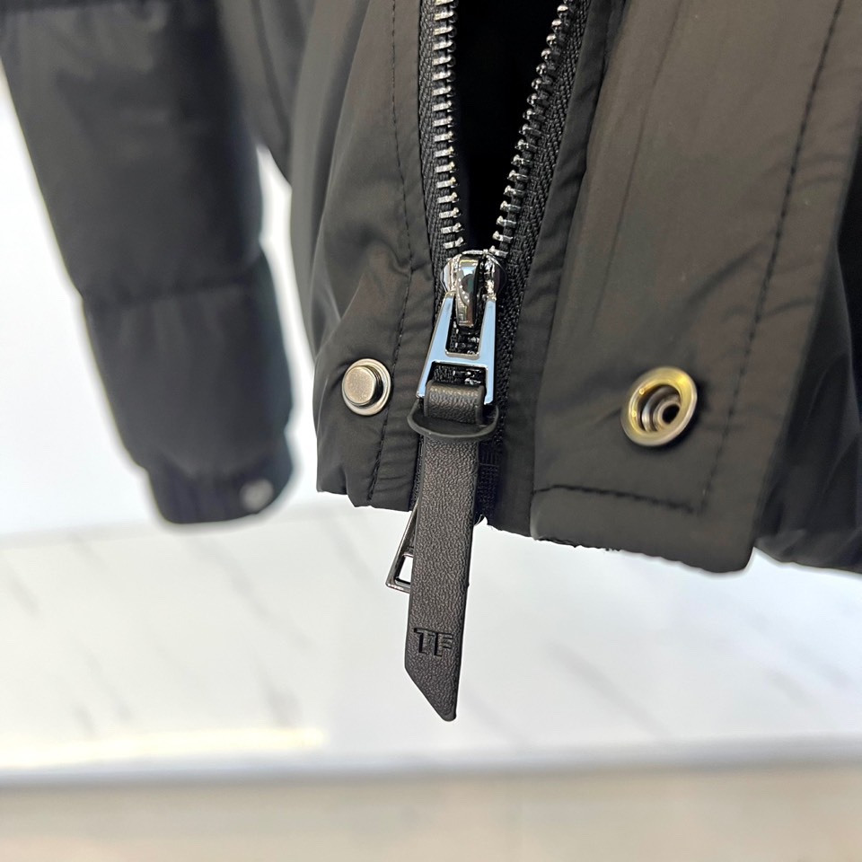 TF汤姆福特、2025秋冬新品男士羽绒服，结合规整的立体绗缝线，呈现利落挺括的廓形。细节之处彰显不凡：立