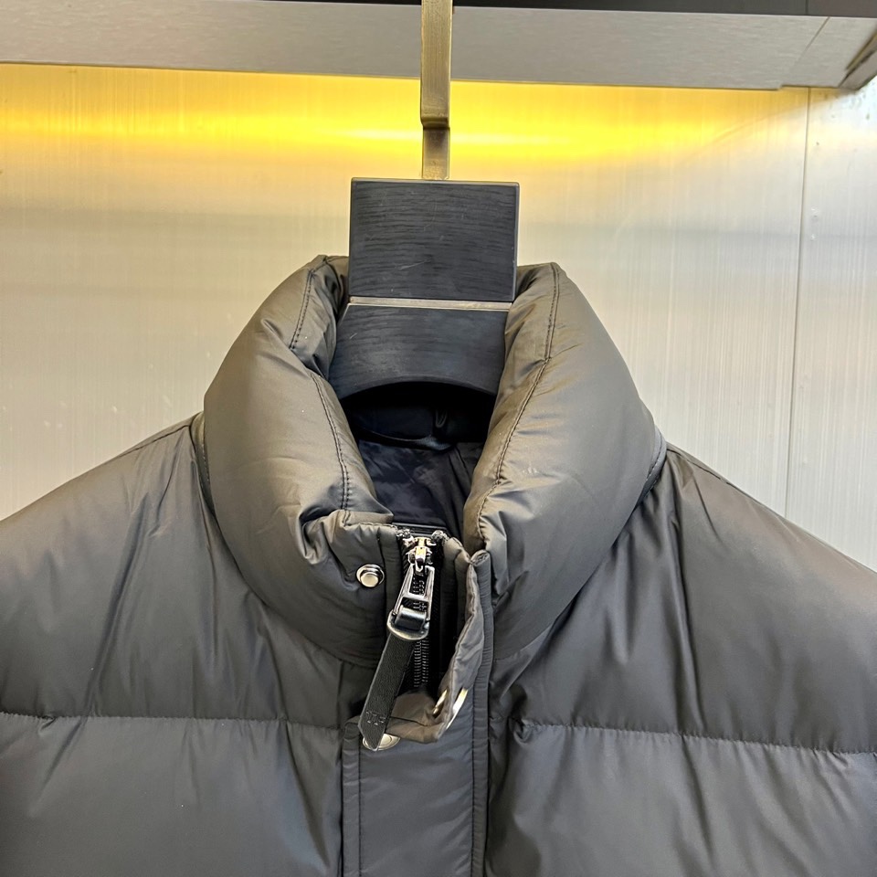 TF汤姆福特、2025秋冬新品男士羽绒服，结合规整的立体绗缝线，呈现利落挺括的廓形。细节之处彰显不凡：立