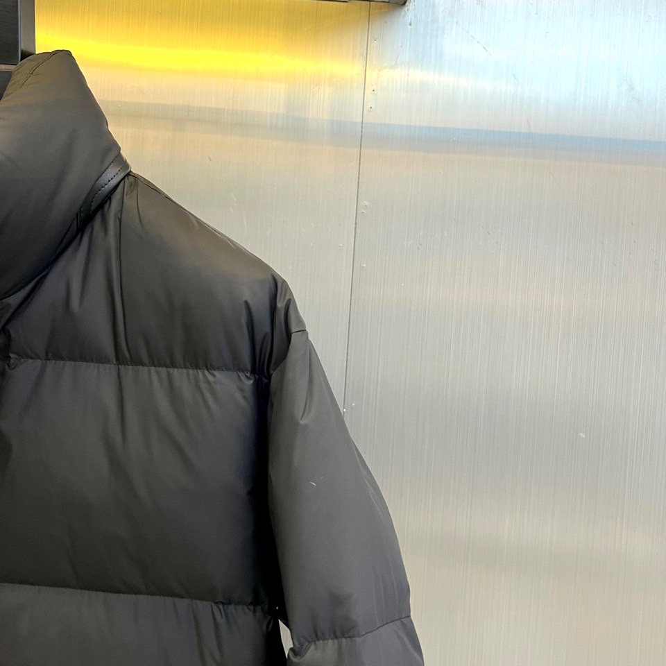 TF汤姆福特、2025秋冬新品男士羽绒服，结合规整的立体绗缝线，呈现利落挺括的廓形。细节之处彰显不凡：立