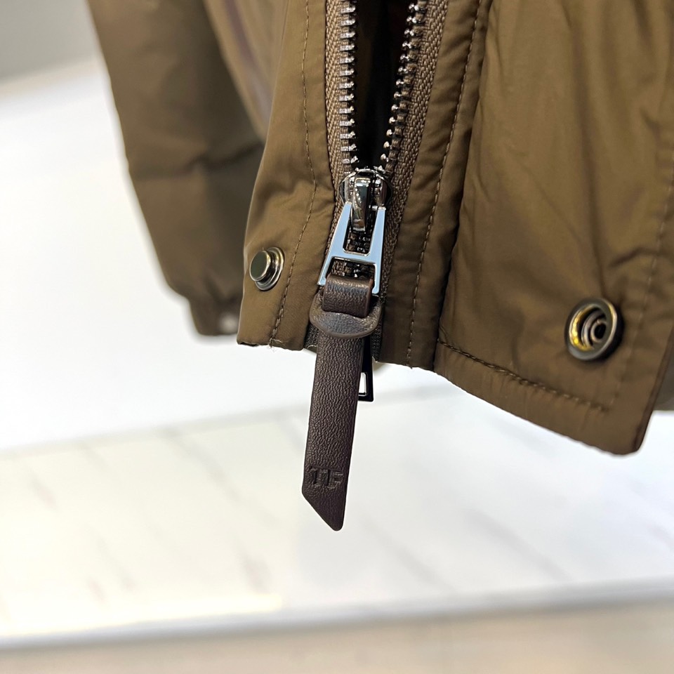 TF汤姆福特、2025秋冬新品男士羽绒服，结合规整的立体绗缝线，呈现利落挺括的廓形。细节之处彰显不凡：立