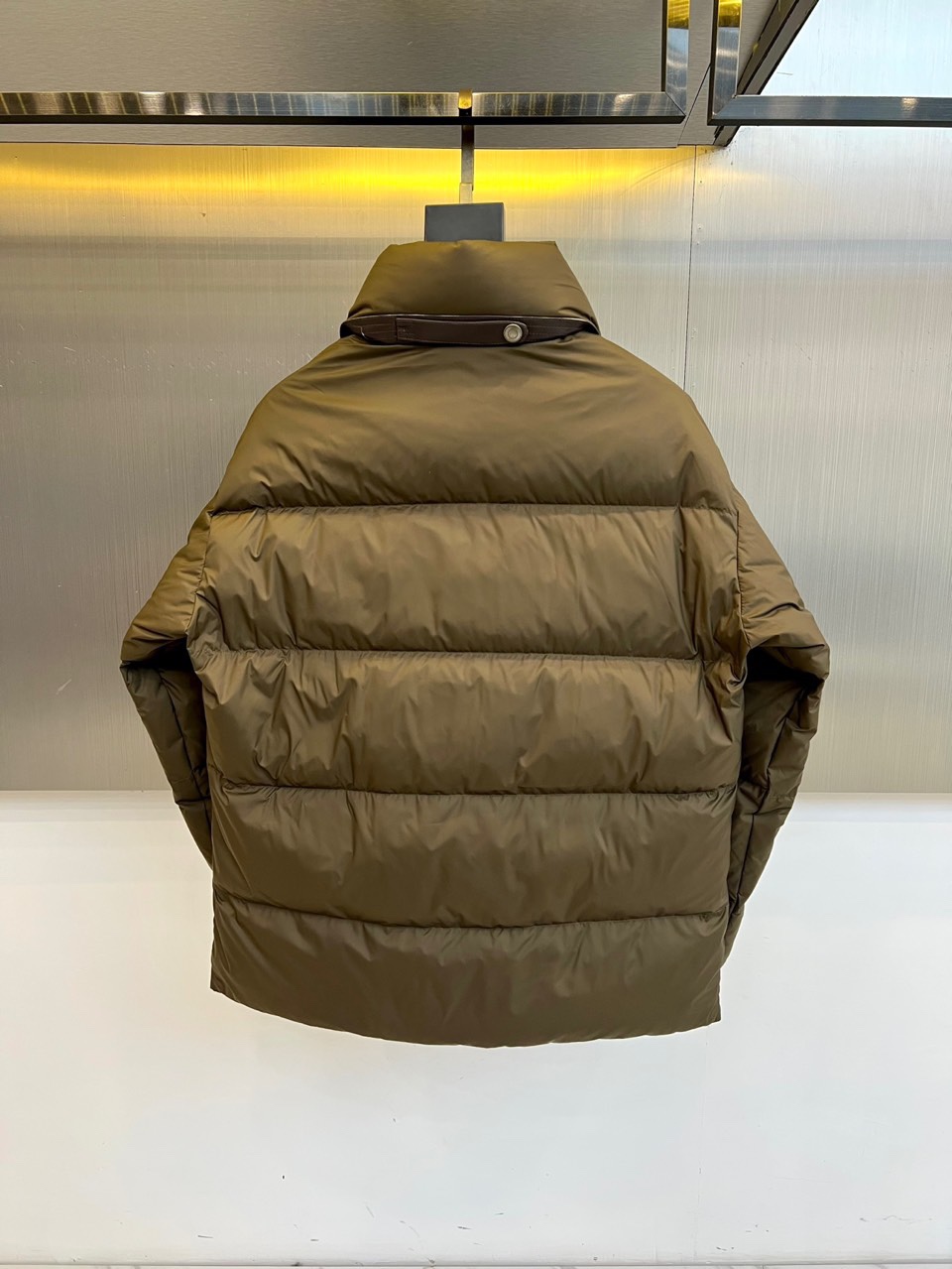 TF汤姆福特、2025秋冬新品男士羽绒服，结合规整的立体绗缝线，呈现利落挺括的廓形。细节之处彰显不凡：立