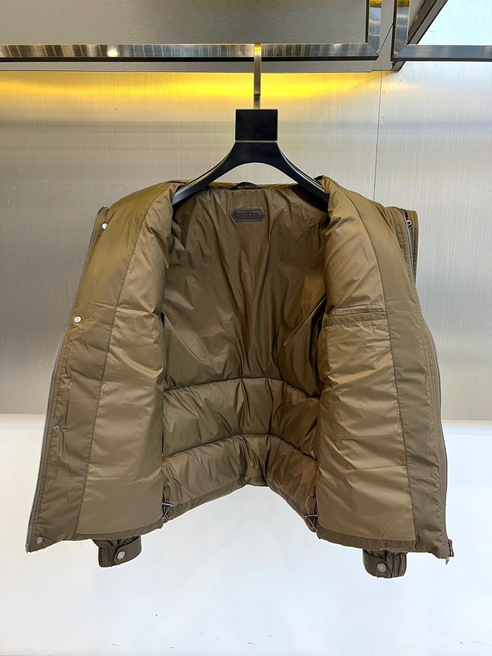 TF汤姆福特、2025秋冬新品男士羽绒服，结合规整的立体绗缝线，呈现利落挺括的廓形。细节之处彰显不凡：立