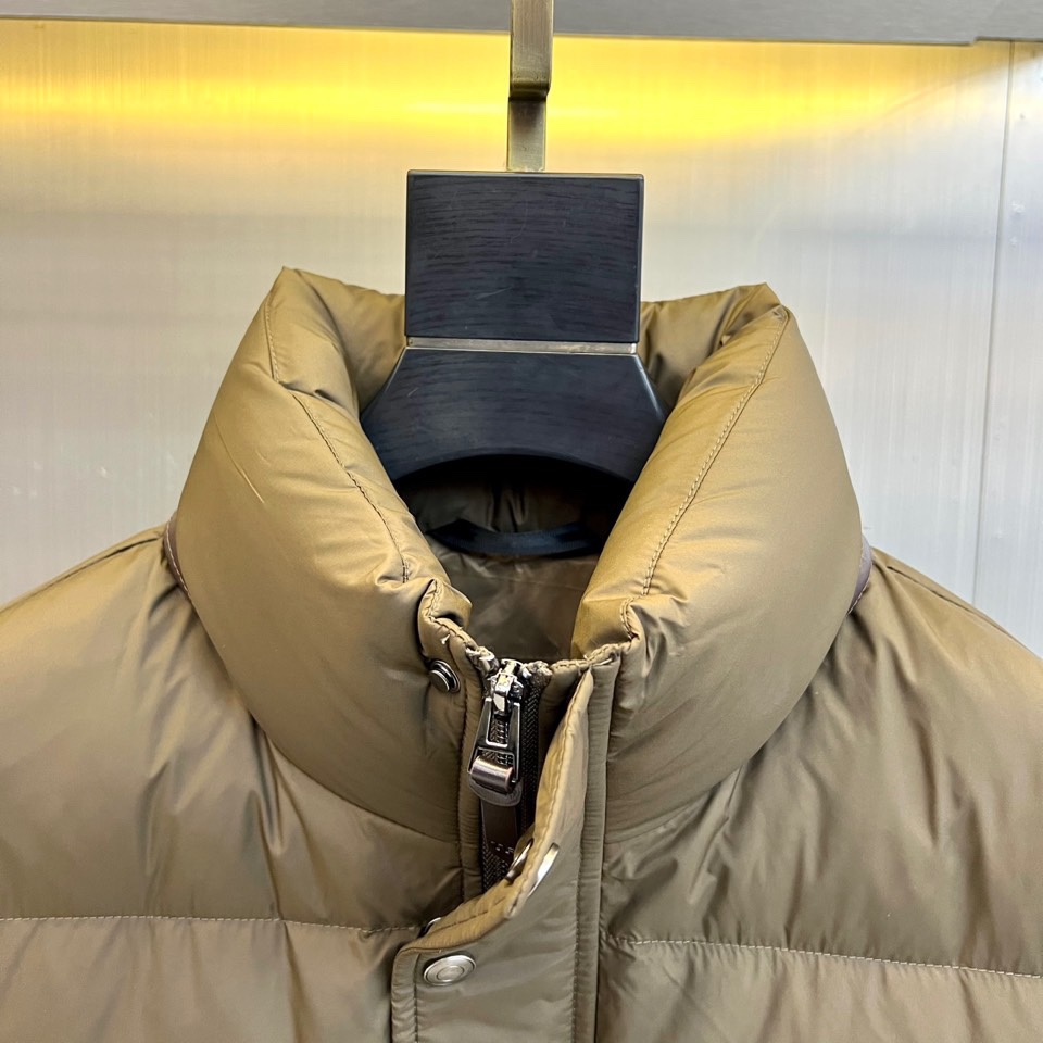 TF汤姆福特、2025秋冬新品男士羽绒服，结合规整的立体绗缝线，呈现利落挺括的廓形。细节之处彰显不凡：立