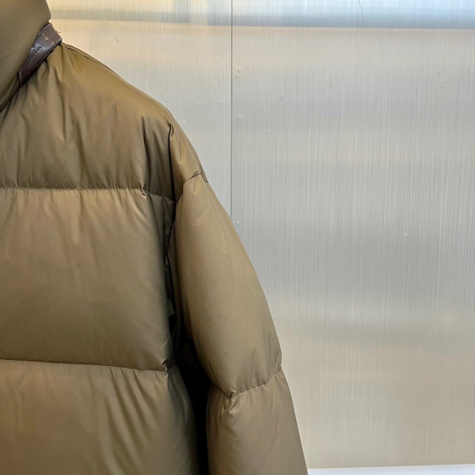 TF汤姆福特、2025秋冬新品男士羽绒服，结合规整的立体绗缝线，呈现利落挺括的廓形。细节之处彰显不凡：立