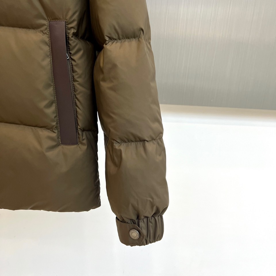 TF汤姆福特、2025秋冬新品男士羽绒服，结合规整的立体绗缝线，呈现利落挺括的廓形。细节之处彰显不凡：立