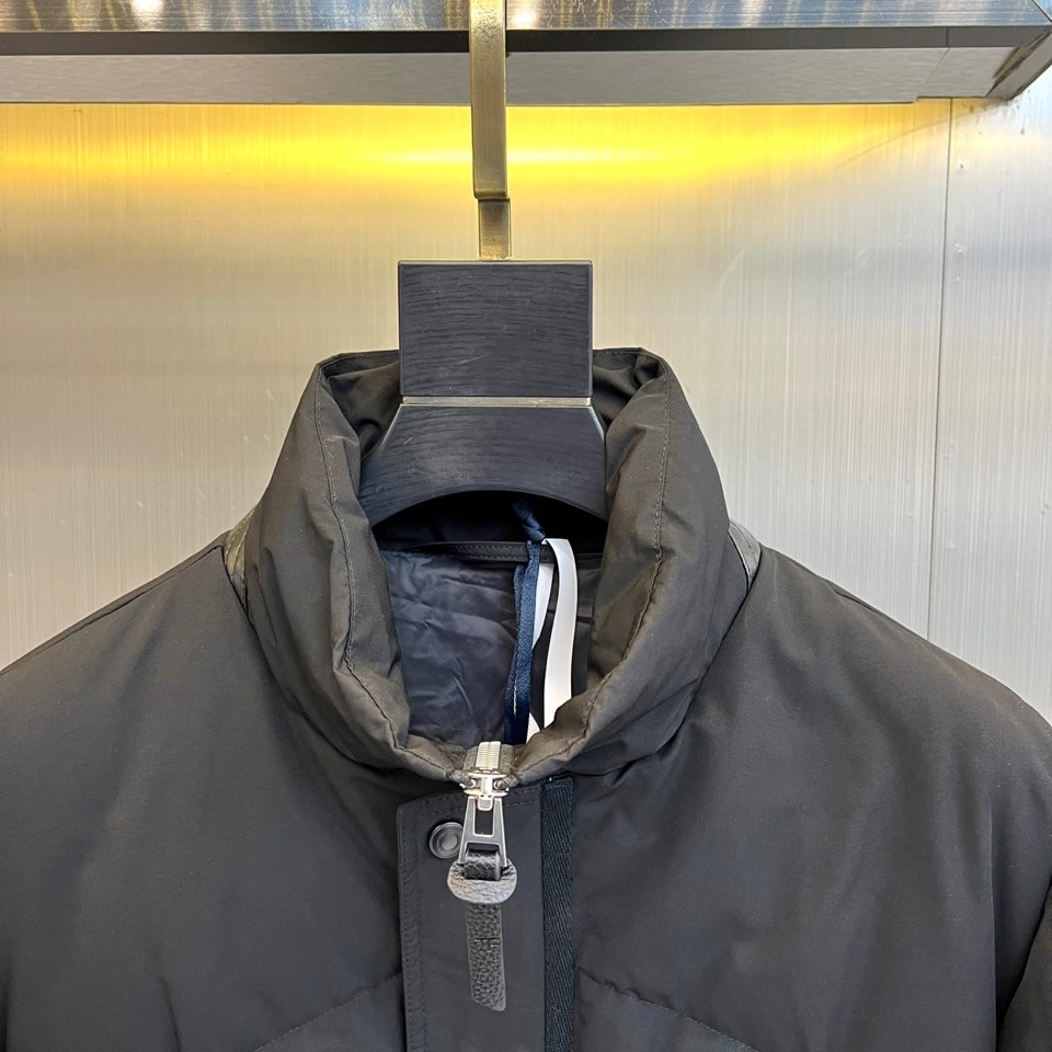 TOM FORD 2025秋冬新品男士羽绒服，以经典卡其色调诠释现代都市美学。款式采用利落的立领设计，配