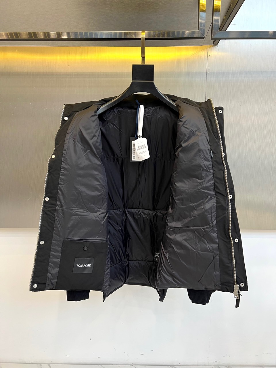 TOM FORD 2025秋冬新品男士羽绒服，以经典卡其色调诠释现代都市美学。款式采用利落的立领设计，配