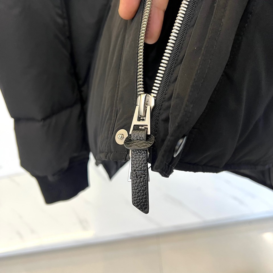 TOM FORD 2025秋冬新品男士羽绒服，以经典卡其色调诠释现代都市美学。款式采用利落的立领设计，配