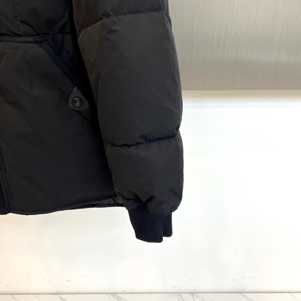 TOM FORD 2025秋冬新品男士羽绒服，以经典卡其色调诠释现代都市美学。款式采用利落的立领设计，配